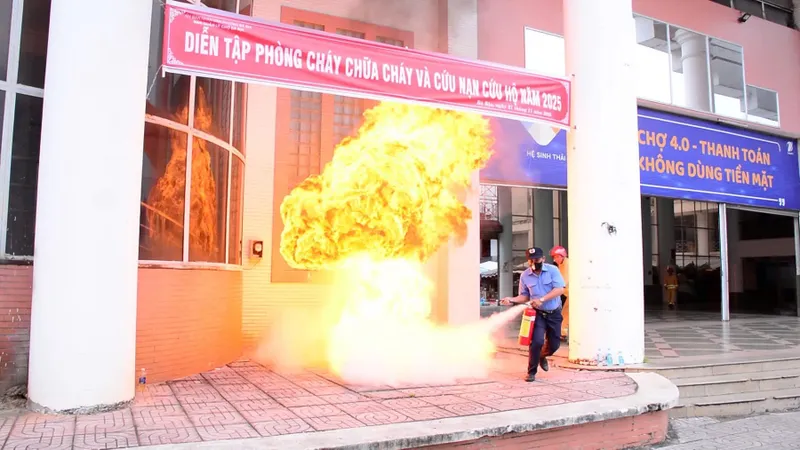 Diễn tập phòng cháy chữa cháy ở chợ Bà Rịa