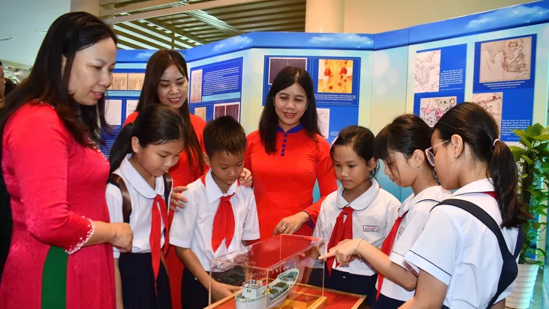 Trưng bày "Tổ quốc nhìn từ biển"