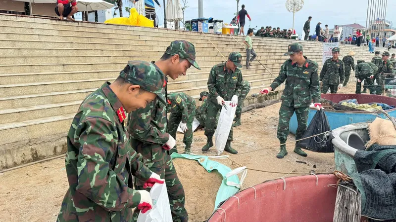 Chung tay giữ gìn bờ biển Phước Hải sạch đẹp