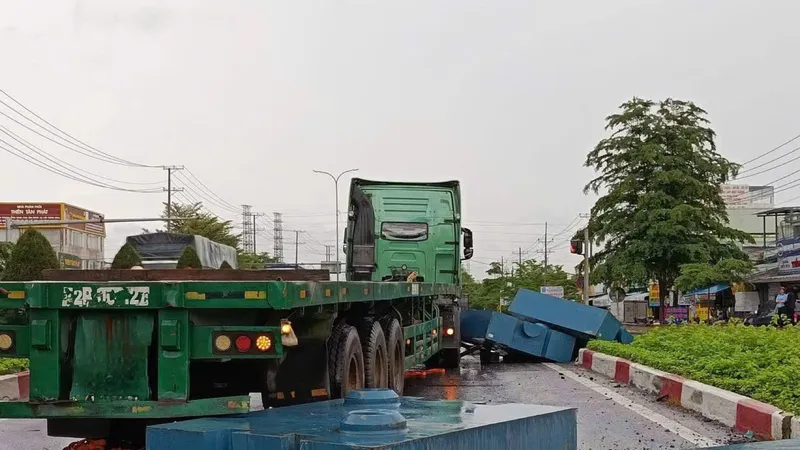 Xe container làm rơi hàng trăm ký thép trên quốc lộ 51, một người bị thương