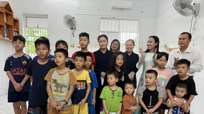 Lãnh đạo Hội LHPN TPHCM thăm, tặng quà Giáng sinh cho trẻ mồ côi