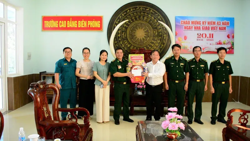 Đồng chí Trần Tuấn Lĩnh thăm và tặng quà Trung đoàn Minh Đạm