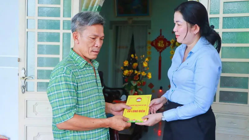 Xã Long Điền trao 200 triệu đồng hỗ trợ người mắc bệnh hiểm nghèo