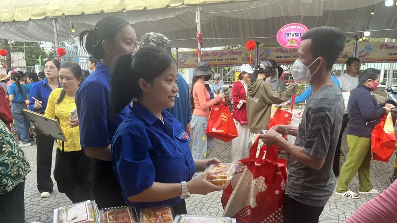 Phiên chợ Xuân 0 đồng mang tết ấm đến người dân khó khăn ở xã Nghĩa Thành
