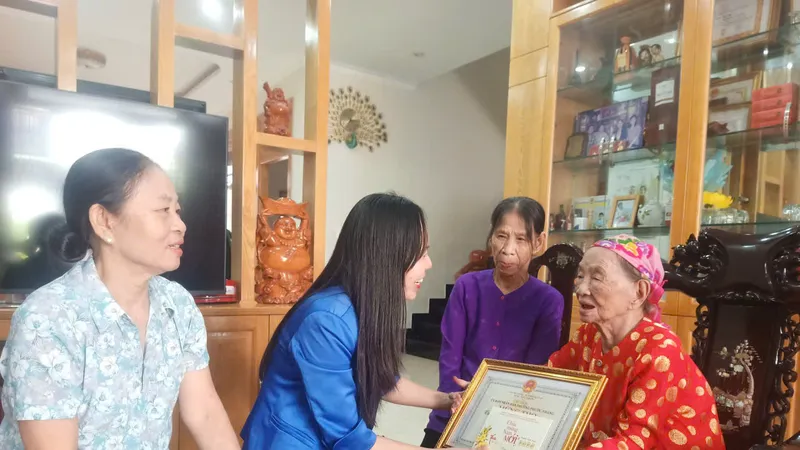 Phường Phước Thắng chúc Tết đảng viên lão thành