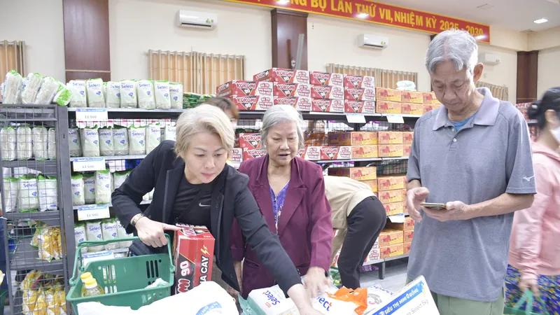 “Siêu thị mini 0 đồng” đem lại niềm vui cho người nghèo dịp Tết