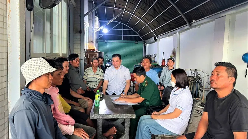 Cứu kịp thời 9 ngư dân tàu cá Khánh Hòa bị chìm trên biển