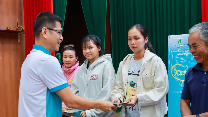 Chung tay chăm lo tết cho người có hoàn cảnh khó khăn