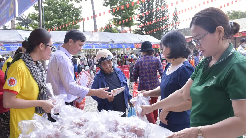 "Phiên chợ 0 đồng" trao gửi yêu thương, gắn kết cộng đồng