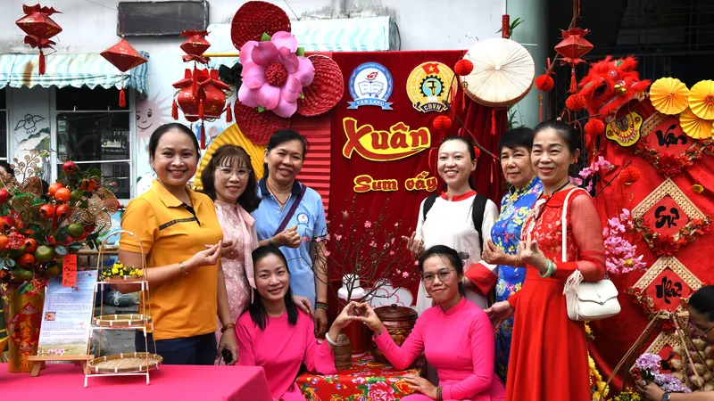 Rộn ràng ngày hội xuân, ấm áp tình người