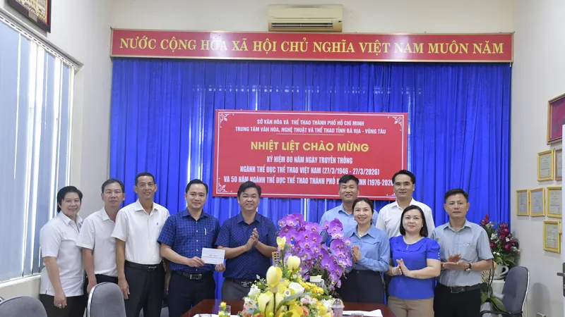 Phó Trưởng ban thường trực Ban Tuyên giáo và Dân vận Thành ủy TPHCM Lê Văn Minh đến thăm các tập thể, cá nhân tiêu biểu của ngành thể dục thể thao TPHCM. Ảnh: TRÚC GIANG