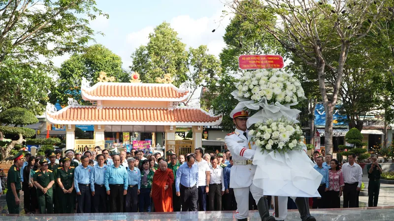 Đoàn đại biểu Hội Hữu nghị Việt Nam - Campuchia TPHCM dâng hương tưởng niệm Anh hùng Võ Thị Sáu