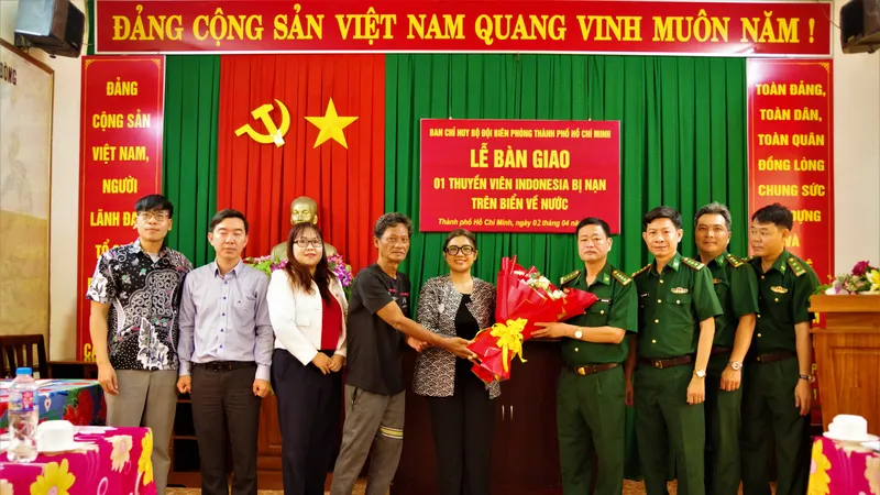 TPHCM bàn giao thuyền viên Indonesia gặp nạn trên biển