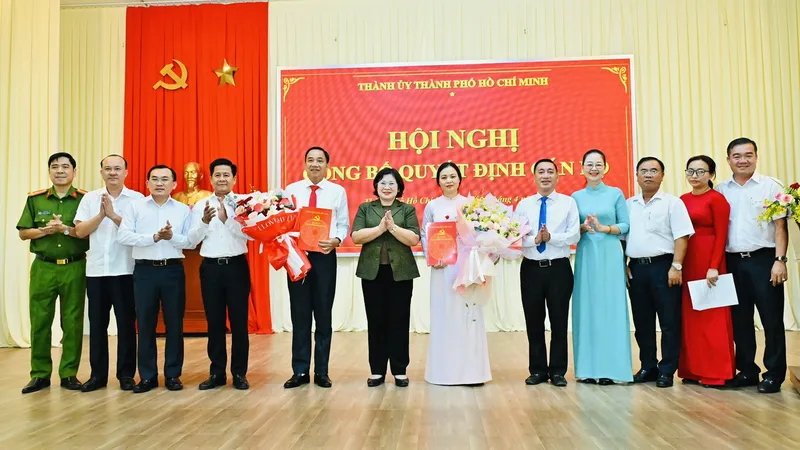 Phó Bí thư Thành ủy TPHCM Văn Thị Bạch Tuyết trao quyết định nhân sự