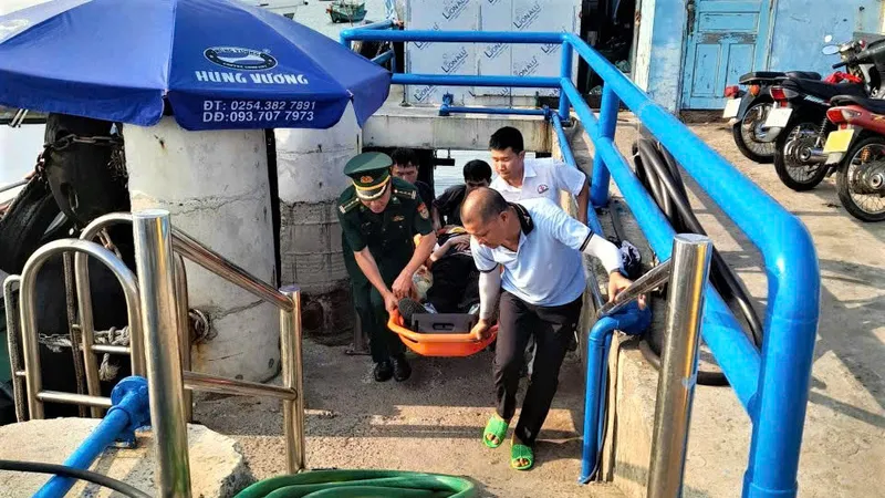 Kịp thời cấp cứu thuyền viên nước ngoài gặp nạn trên biển