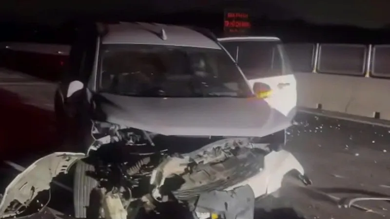 Ô tô tông khối bê tông trên cao tốc chưa khai thác, 3 người bị thương