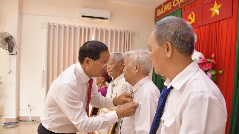 Phường Phước Thắng trao Huy hiệu Đảng đợt 19-5 cho 38 đảng viên