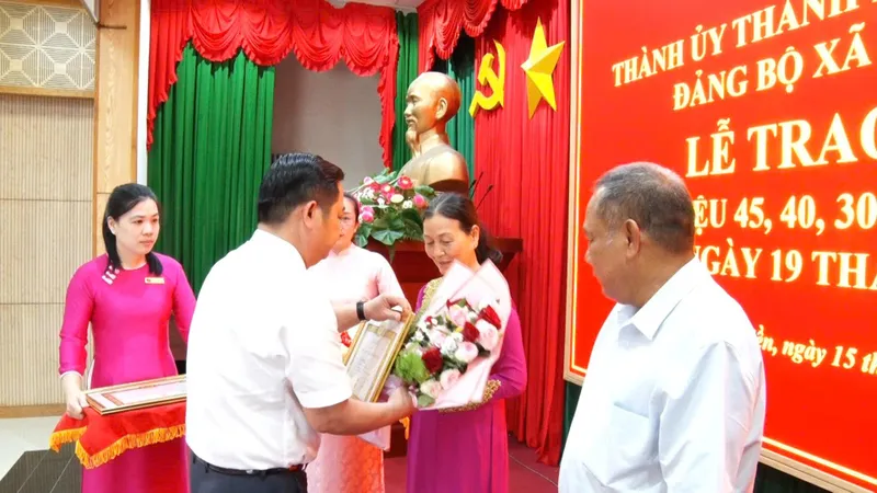 12 đảng viên của xã Long Điền vinh dự nhận Huy hiệu Đảng