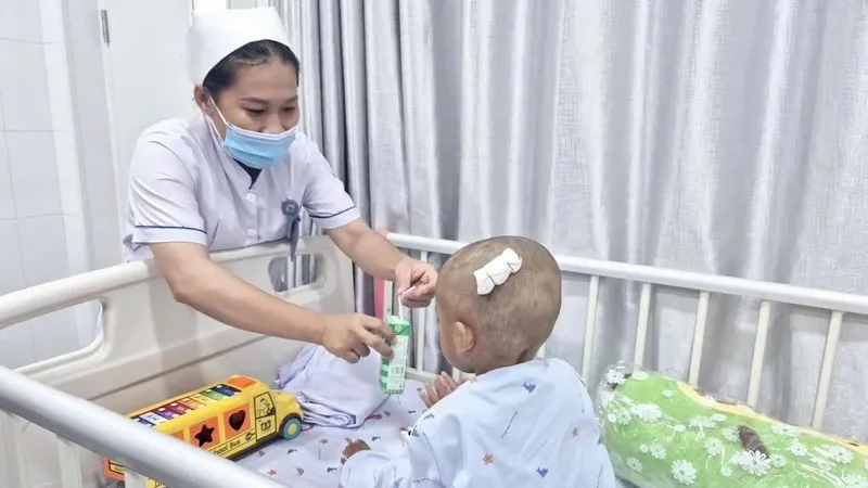 Truy tìm người thân của bé trai 2 tuổi bị bạo hành