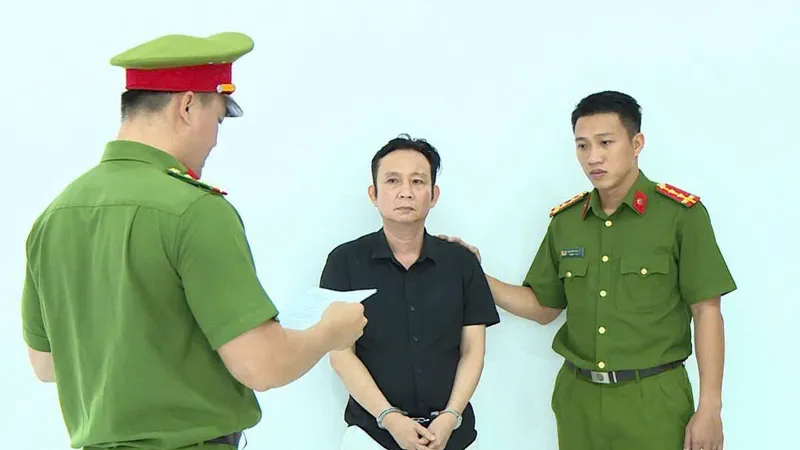 Cơ quan điều tra thi hành lệnh bắt tạm giam Nguyễn Thế Vinh. Ảnh: CACC