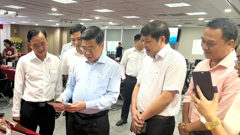 Ông Nguyễn Văn Dũng, Thành ủy viên, Phó Chủ tịch UBND TPHCM tham quan gian hàng trưng bày sản phẩm của doanh nghiệp Huế