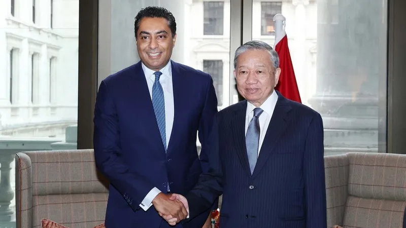 Tổng Bí thư Tô Lâm tiếp ông Saif Malik, Tổng giám đốc kiêm Giám đốc Khối Khách hàng Doanh nghiệp và Đầu tư, Ngân hàng Standard Charter tại Vương quốc Anh. Ảnh: TTXVN