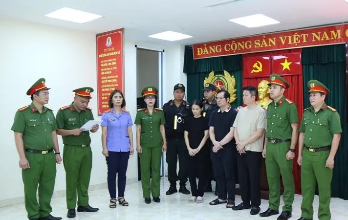Cơ quan điều tra thi hành các quyết định khởi tố, bắt tạm giam 3 bị can. Ảnh: CAĐN