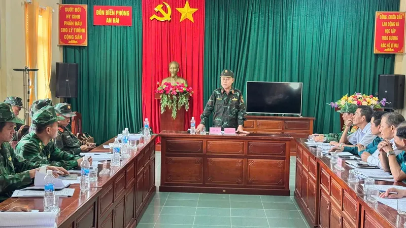 Thiếu tướng Nguyễn Quốc Hương, Phó Tư lệnh Quân khu 5 làm việc với các xã ven biển Đắk Lắk để lên phương án ứng phó bão số 13