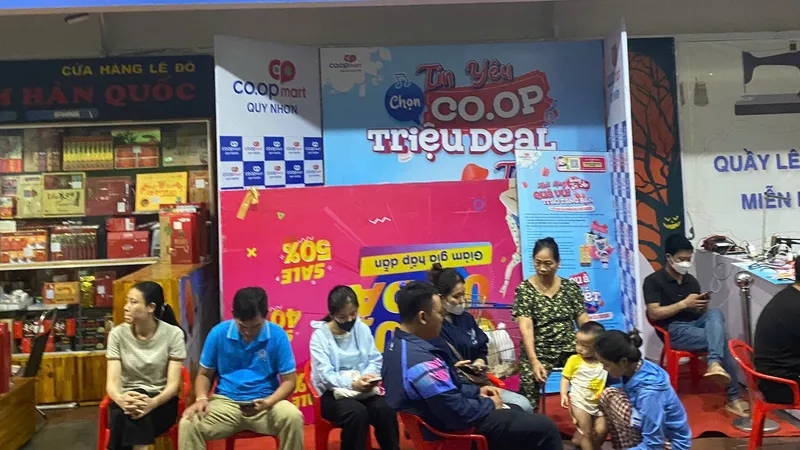 Co.opmart Quy Nhơn là nơi trú ấn an toàn, cung cấp điện sạc thiết bị di động trong lúc mất điện diện rộng