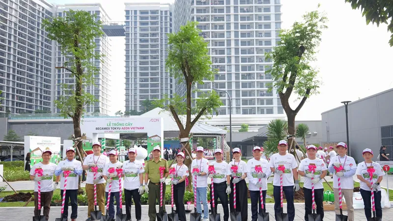 Các đại biểu tham gia trồng cây tại chương trình "Cánh rừng quê hương"