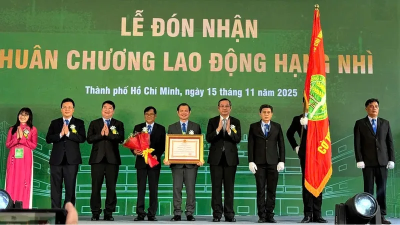 Trường ĐH Nông lâm TPHCM đón nhận Huân chương Lao động hạng nhì