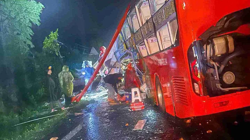 Sạt lở đèo Khánh Lê, 6 người tử vong, nhiều người bị thương