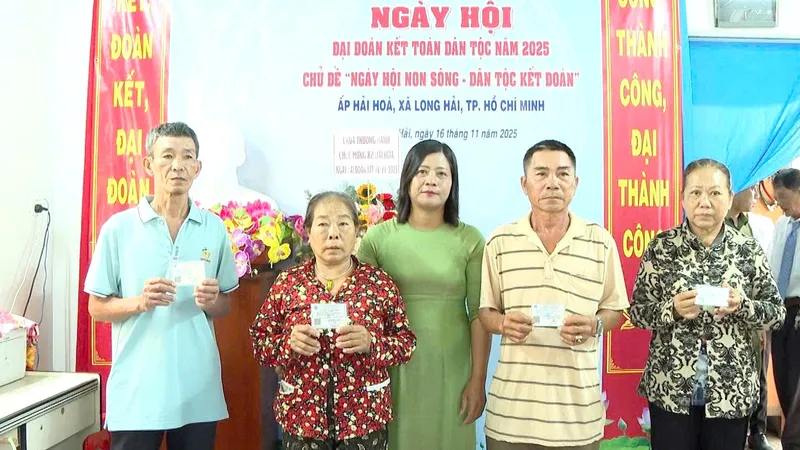 Bà Nguyễn Thị Ngọc Liên, Phó Chủ tịch Ủy ban MTTQ Việt Nam xã, Chủ tịch Hội LHPN xã Long Hải trao thẻ BHYT cho hộ khó khăn tại Ngày hội Đại đoàn kết toàn dân tộc năm 2025 ở ấp Hải Hòa