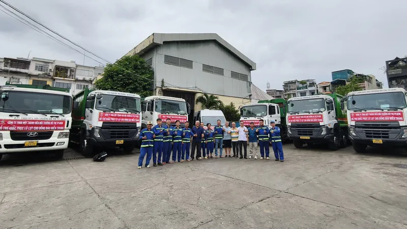 Cán bộ, người lao động CITENCO sẵn sàng hỗ trợ dọn vệ sinh môi trường tại vùng lũ tỉnh Khánh Hòa. Ảnh: CITENCO cung cấp