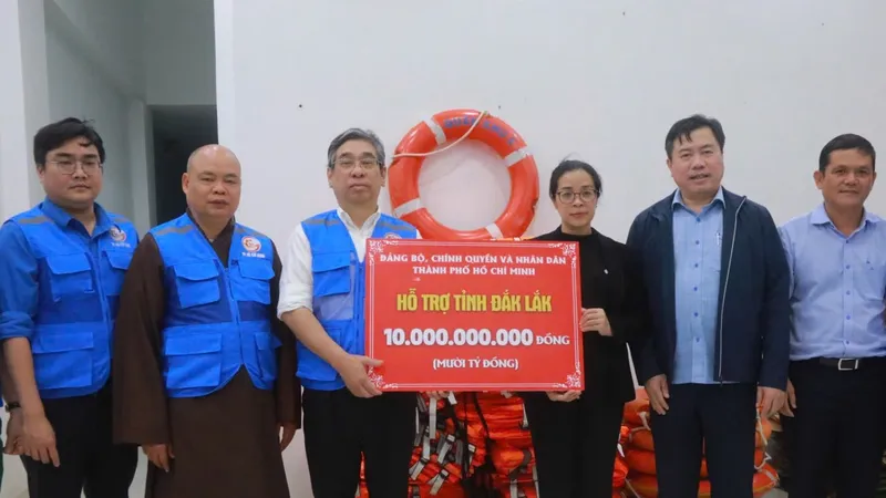 TPHCM hỗ trợ 10 tỷ đồng và 500 tấn hàng hóa cho người dân vùng lũ lụt Đắk Lắk