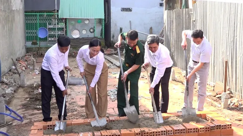 Đại diện Bộ Chỉ huy Quân sự tỉnh An Giang, Công ty TNHH MTV Xổ số kiến thiết An Giang cùng cấp ủy chính quyền địa phương thực hiện nghi thức khởi công