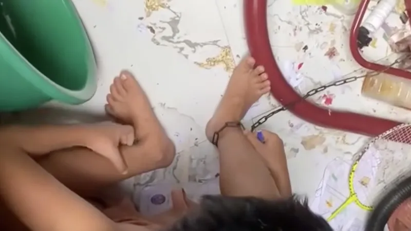 Đắk Lắk: Làm rõ vụ việc cha xích con trong căn phòng bẩn thỉu