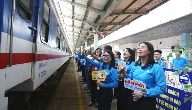 2.500 vé tàu, máy bay hỗ trợ người lao động về quê đón Tết Bính Ngọ