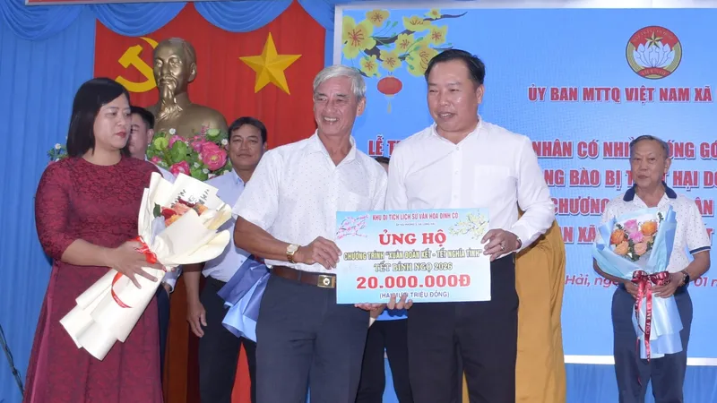 Xã Châu Pha trao 79 suất học bổng cho học sinh vượt khó