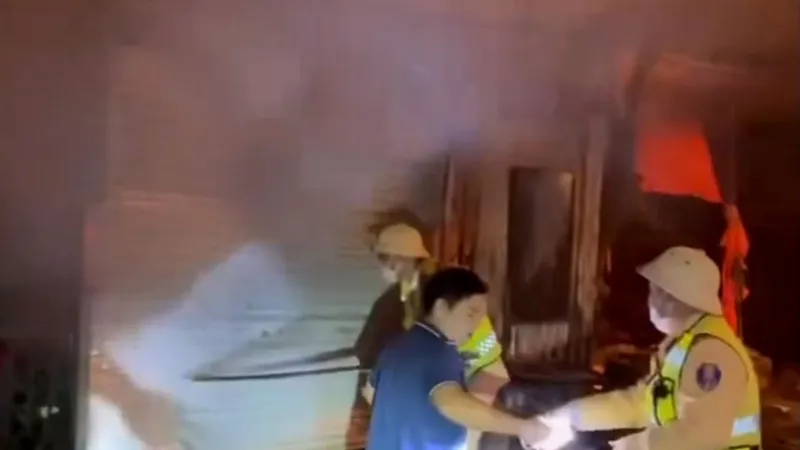Bộ Công an gửi thư khen Công an tỉnh Nghệ An cứu 11 người dân thoát khỏi đám cháy trong đêm
