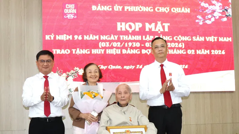 Đồng chí Nguyễn Mạnh Cường và đồng chí Cao Sơn Yên chúc mừng đảng viên nhận Huy hiệu 65 năm tuổi Đảng