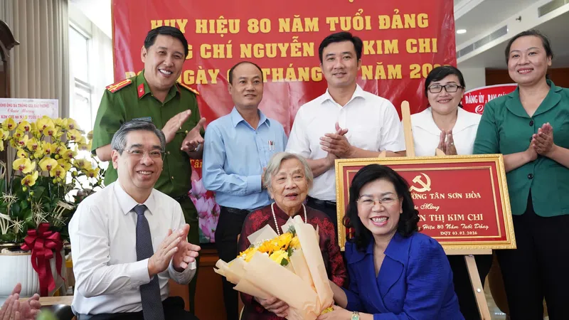 Lãnh đạo TPHCM trao Huy hiệu 80 năm tuổi Đảng đến đồng chí Nguyễn Thị Kim Chi