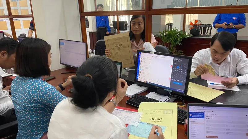 Người dân đến Trung tâm Phục vụ hành chính công phường Vũng Tàu thực hiện thủ tục hành chính. Ảnh: QUANG VŨ