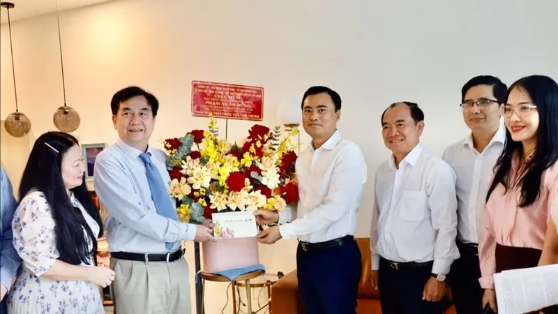 Lãnh đạo TPHCM thăm, tri ân cán bộ y tế lão thành