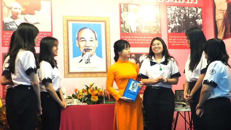 Học sinh Trường THPT chuyên Trần Đại Nghĩa (phường An Khánh, TPHCM) tìm hiểu tài liệu tại Không gian văn hóa Hồ Chí Minh