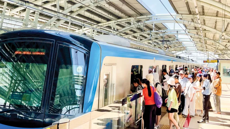 Hơn 12 triệu lượt khách sử dụng giao thông công cộng dịp tết, metro số 1 đón lượng khách kỷ lục