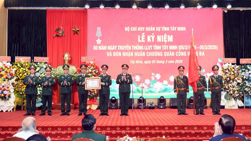Đại tướng Nguyễn Trọng Nghĩa, Ủy viên Bộ Chính trị, Bí thư Trung ương Đảng, Chủ nhiệm Tổng cục Chính trị Quân đội nhân dân Việt Nam trao Huân chương Quân công hạng ba cho lực lượng vũ trang tỉnh Tây Ninh