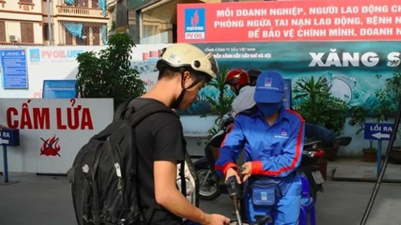 Tiếp tục xả Quỹ bình ổn, giá xăng RON 95 tăng 335 đồng/lít