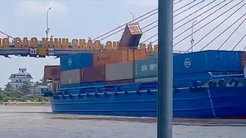 Xử lý thuyền trưởng điều khiển sà lan vướng đứt dây điện, rơi container xuống kênh Chợ Gạo