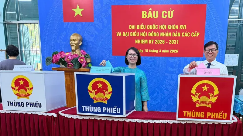 Ông Đinh Hoàng Hà và vợ Nguyễn Ngọc Minh (kiều bào Singapore) tham gia bỏ phiếu bầu cử tại điểm bầu cử phường Chợ Lớn, TPHCM. Ảnh: Cổng thông tin điện tử Quốc hội 